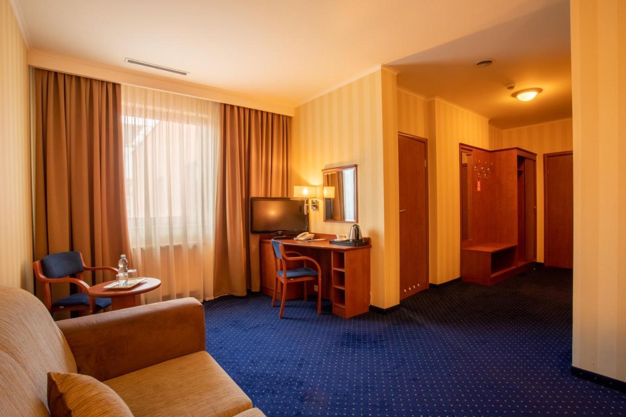 Business Hotel Vega Wroclaw Exterior photo