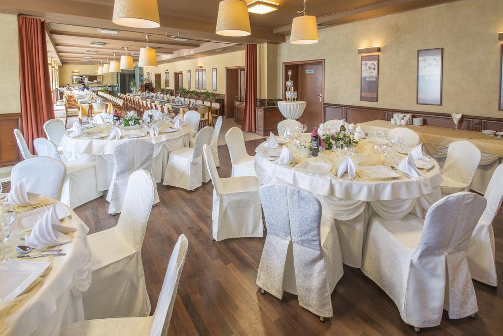 Business Hotel Vega Wroclaw Exterior photo